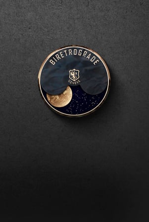 此图片展示了一个圆形月相指示器，其金色月亮衬托着星空背景，并带有“ROGER DUBUIS”和“HORLOGER GENEVOIS”字样。