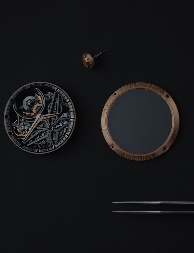 Roger Dubuis 720SQ caliber side by side view